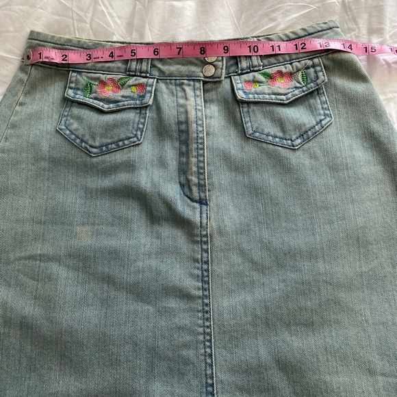 Topshop Jean skirt with front floral embroidered pockets with snaps. Size 6 - Picture 14 of 16